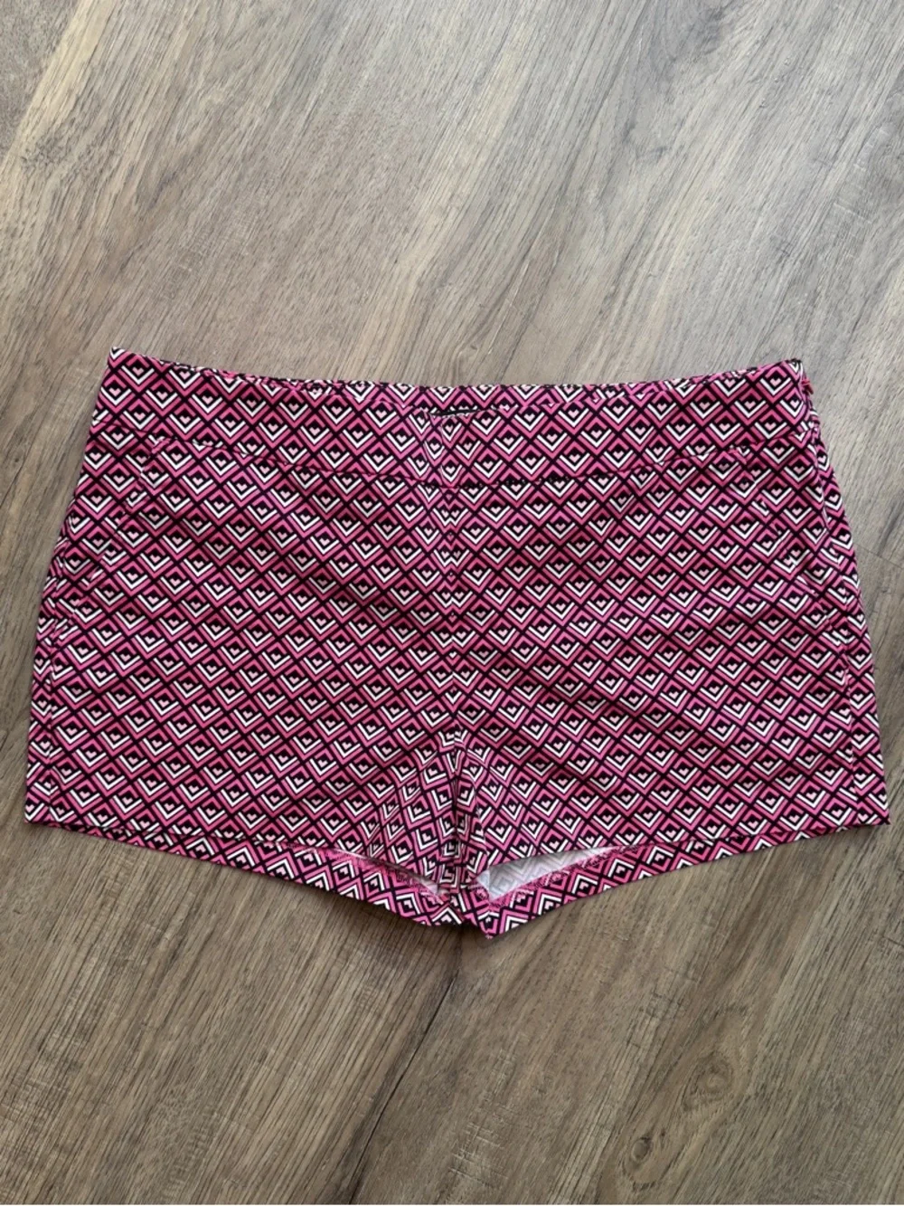 Express Pink Geometric Side Zip Casual Shorts - Size 8 - Picture 1 of 10